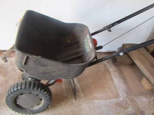 lot 528 image: Scotts spreader