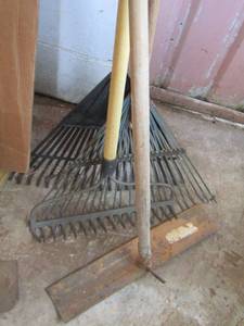 lot 524 image: Rakes, lawn and garden tools