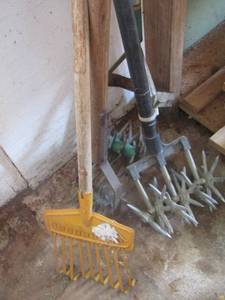 lot 521 image: 2 hand tiller- small yellow rake