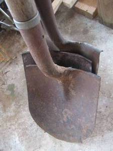 lot 520 image: various shovels