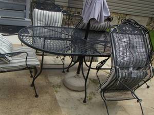 lot 556 image: Beautiful outdoor patio table with 5 chairs, cushions included, also has a umbrella with table for easy shade access