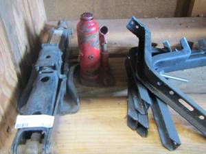 lot 578 image: truck jack - car jack- some sort of brackets
