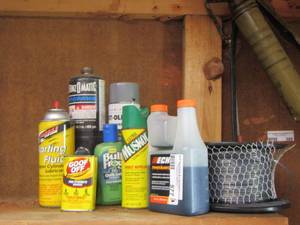 lot 577 image: various oils for lawn equipment and vehicles