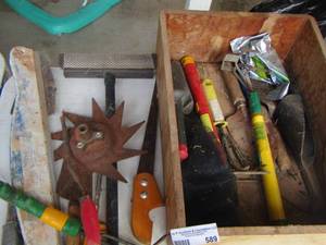 lot 589 image: garden tool lot