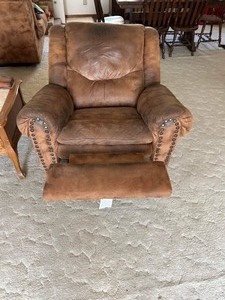 lot 141 image: BROWN LEATHER RECLINER