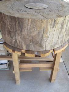 lot 456 image: SYCAMORE WOOD SLICE 1334  FOR Hammer slogging game COMES WITH WOOD STAND ,  missing the hammer
