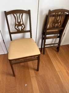 lot 621 image: VINTAGE FOLDING DINING CHAIRS DECORATIVE WOODEN SYMBOL ON BACKS,  QTY 4  GREAT CONDITION, FOLD FOR EASY STORAGE