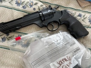 lot 618 image: CROSSMAN PELLET PISTOL  BBS