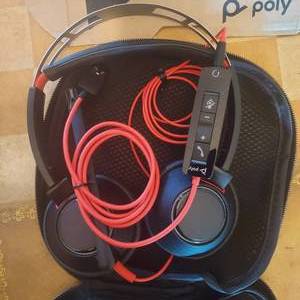 lot 22 image: New Blackwire 5220 headset with case