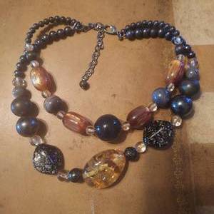 lot 34 image: Costume Jewelry Necklace