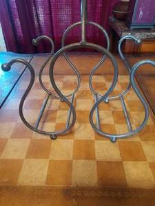 lot 50 image: Metal 3 bottle wine rack