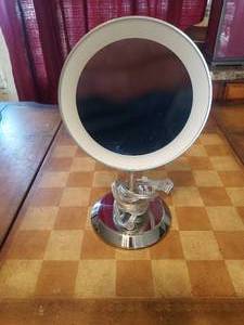 lot 51 image: Lighted Makeup Mirror