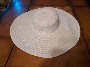 lot 58 image: New with tags Nine West Sun hat