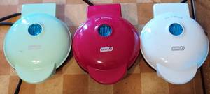 lot 74 image: Dash mini makers  Waffle, griddle, grill