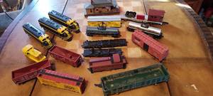 lot 77 image: Vintage electric train engines and cars