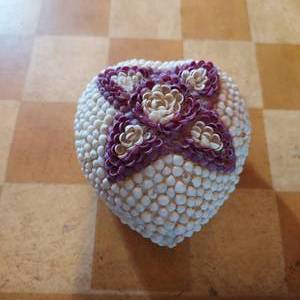 lot 78 image: Vintage ceramic heart shaped trinket box covered in shells