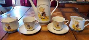 lot 89 image: Vintage 1973 Holly Hobbie Gold Rimmed Porcelain TeaCoffe set