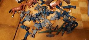 lot 112 image: Lot of plastic army men and horses