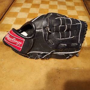 lot 117 image: Rawlings right handed youth baseball glove