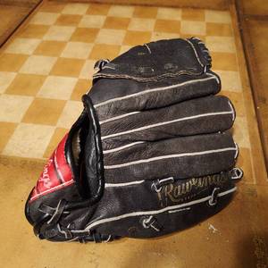 lot 118 image: Rawlings left handed youth baseball glove