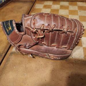 lot 119 image: Vintage Montgomery Ward Hawthorne pennant series baseball glove