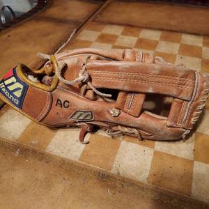 lot 120 image: Vintage Mizuno baseball glove