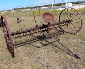 lot 512 image: Antique forage rake