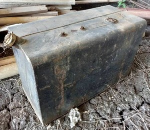 lot 535 image: Automotive auxiliary fuel tank