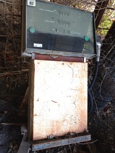 lot 521 image: Retro gas pump