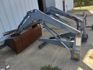 lot 526 image: Ford New Holland front loader bucket attachment tractor implement