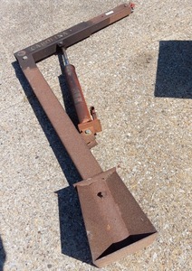 lot 533 image: Carolina floor mount engine hoist