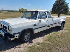 lot 496 image: 1992 Dodge Ram D350 5.9 liter 6 cylinder Cummins turbo diesel, 152,008 Miles, Has Keys & Title SEE DESCRIPTION FOR IMPORTANT VEHICLE INFORMATION