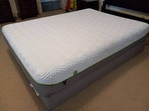 lot 436 image: Queen Tempurpedic Tempur-Flex memory foam mattress and box spring