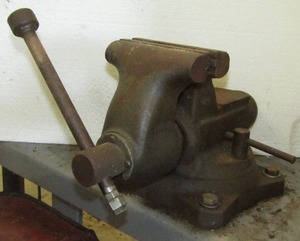 lot 232 image: Bench mount vice