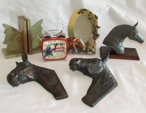 lot 530 image: Equestrian horse collection, including Soap stone book ends, Gene Autrey clock and more