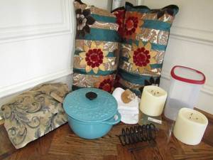 lot 356 image: Pioneer Women cast iron cooking pot plus assorted home decor as shown