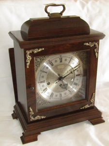 lot 370 image: Hamilton clock company Wheatland mantle clock