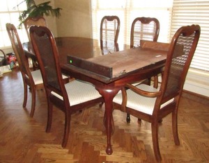 lot 381 image: Thomasville dining table and 6 matching chairs (Top has water stain marks)