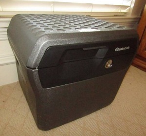 lot 422 image: Sentry fire resistant box safe (No key)