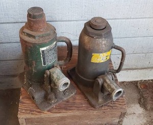 lot 9 image: Pair of 12 Ton Bottle Jacks