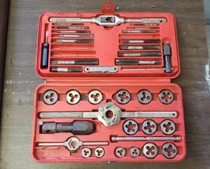 lot 15 image: MAC Thread Tap & Die Set w Case