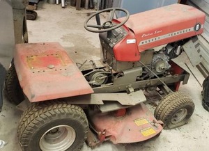 lot 88 image: Vintage Massey Ferguson Lawn Tractor w Honda GX240 8.0 Motor