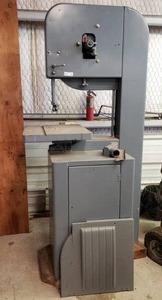 lot 89 image: Delta Milwaukee Heavy Duty Band Saw w GE 34 HP Motor