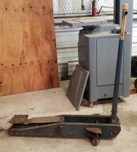 lot 93 image: Rolling Hydraulic Floor Jack