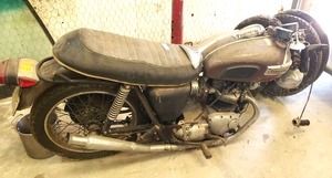 lot 106 image: PROJECT BIKE  1970 Triumph TR6R Motorcycle w Lots of Parts. Odometer Reads 18,440. No keys. Has Title