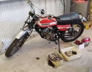 lot 110 image: Vintage Suzuki 85 motorcycle plus parts as shown - No keys, No title, Buyer must file for lost or bond title
