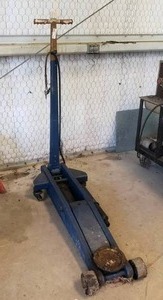 lot 119 image: Heavy duty automotive floor jack