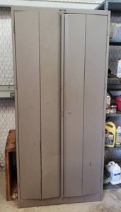 lot 123 image: Tennsco double door metal utility close (Contents not included)