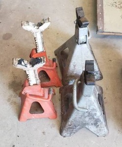 lot 172 image: Automotive jack stands two sets