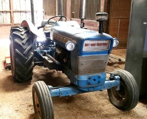lot 267 image: Beautiful 1967 Ford 5000 Tractor w Side Toolbox. Tractor was used to mow roughly 3 years ago and was parked afterwards. It has been sitting and hasnt been touched since. SEE DESCRIPTION FOR IMPORTANT PICK UP INFORMATION REGARDING THIS ITEM